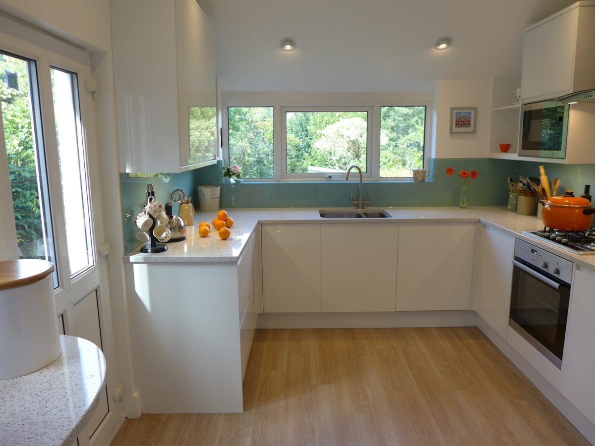 Проект кухни п образной с окном