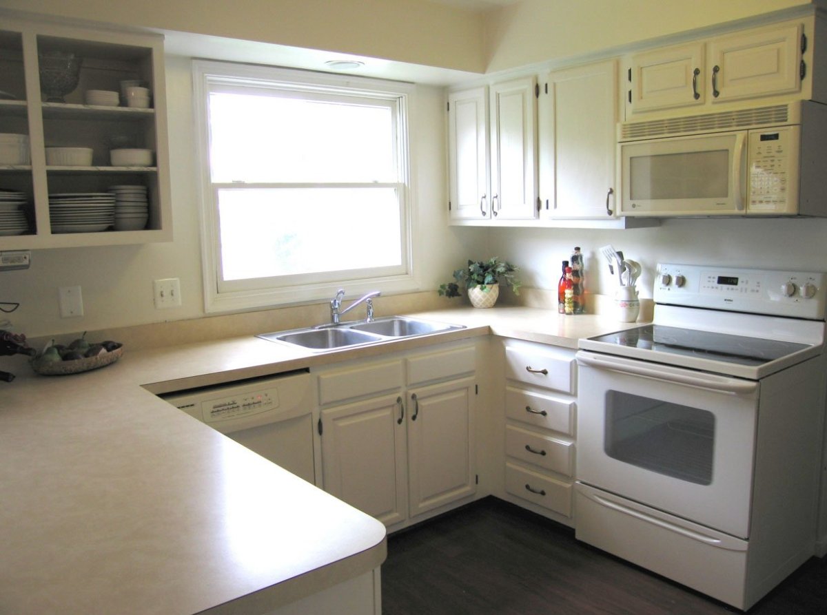 Кухонные гарнитуры п образные с окном