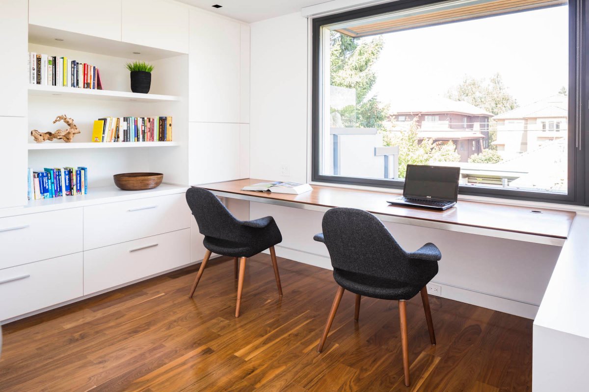 Стол-подоконник в комнате