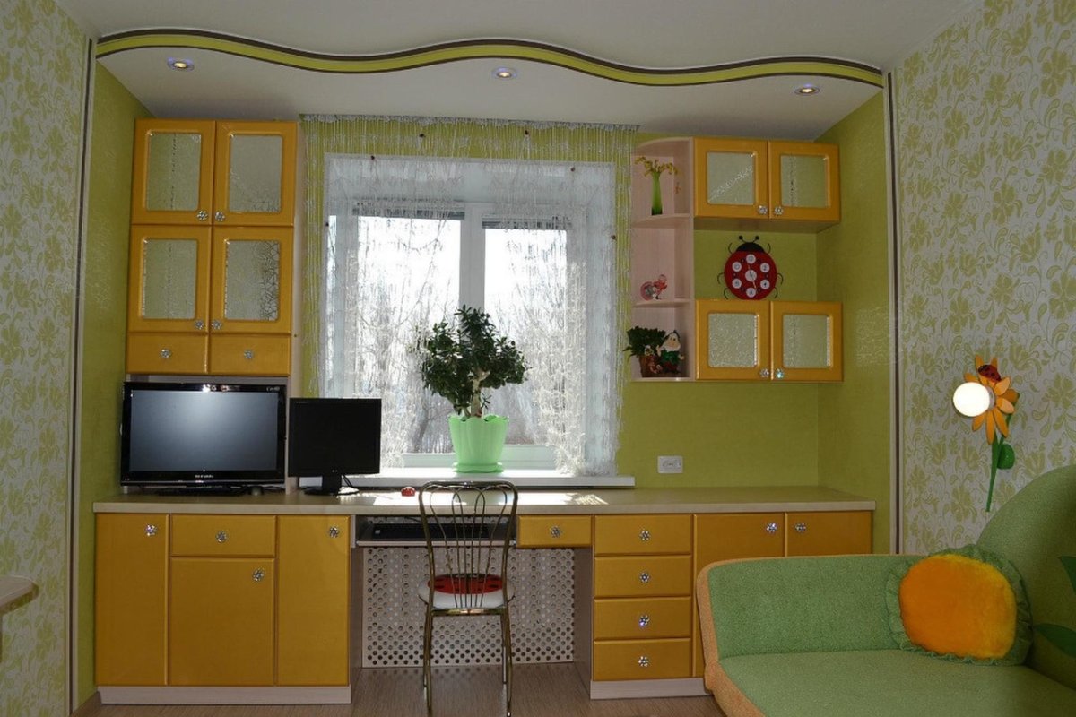 Встроенная мебель вокруг окна в детской