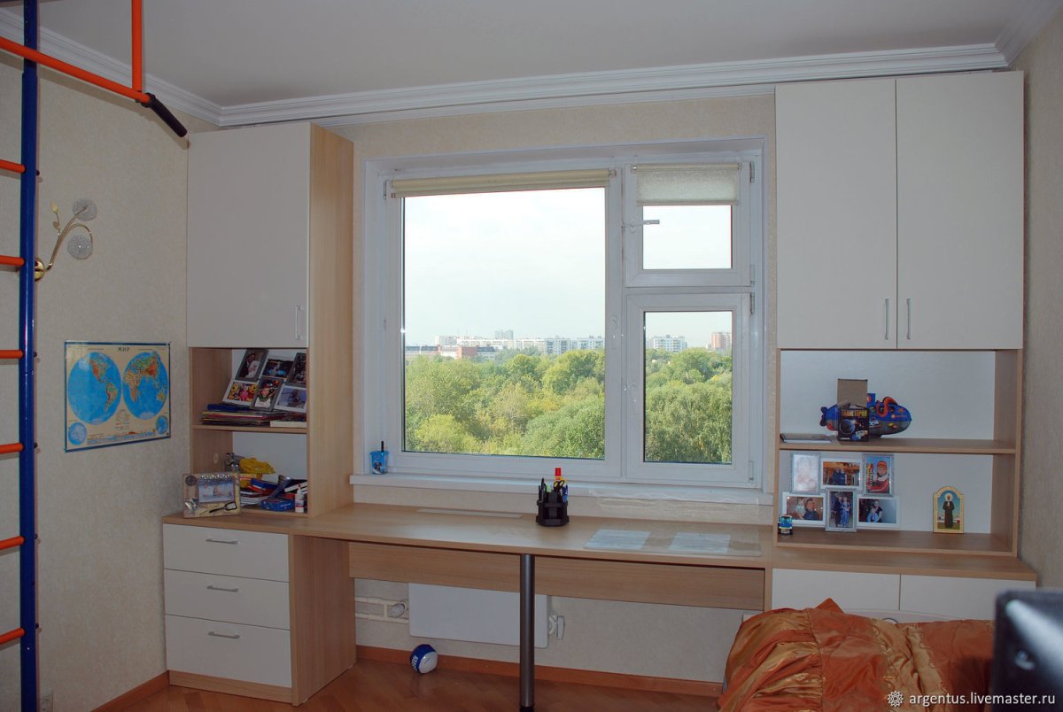 Стол у окна