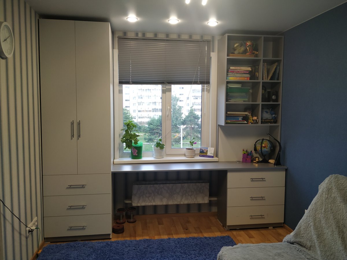 Шкаф и стол у окна в детской