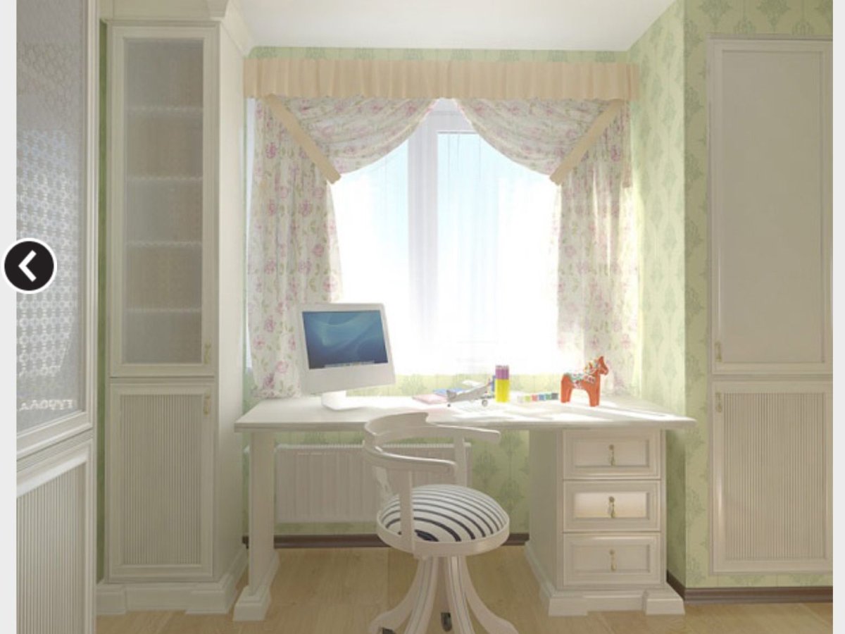 Письменный стол у окна для девочки