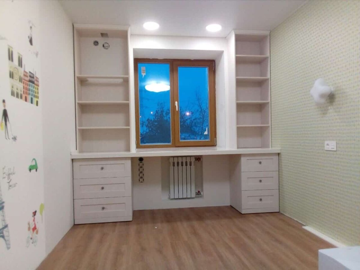 Детская со столом у окна и шкафами