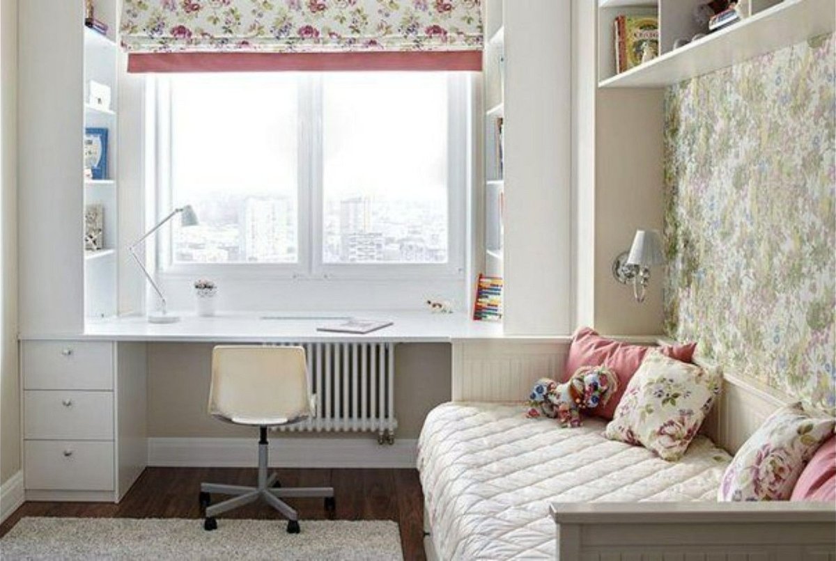 Стол у окна в детской