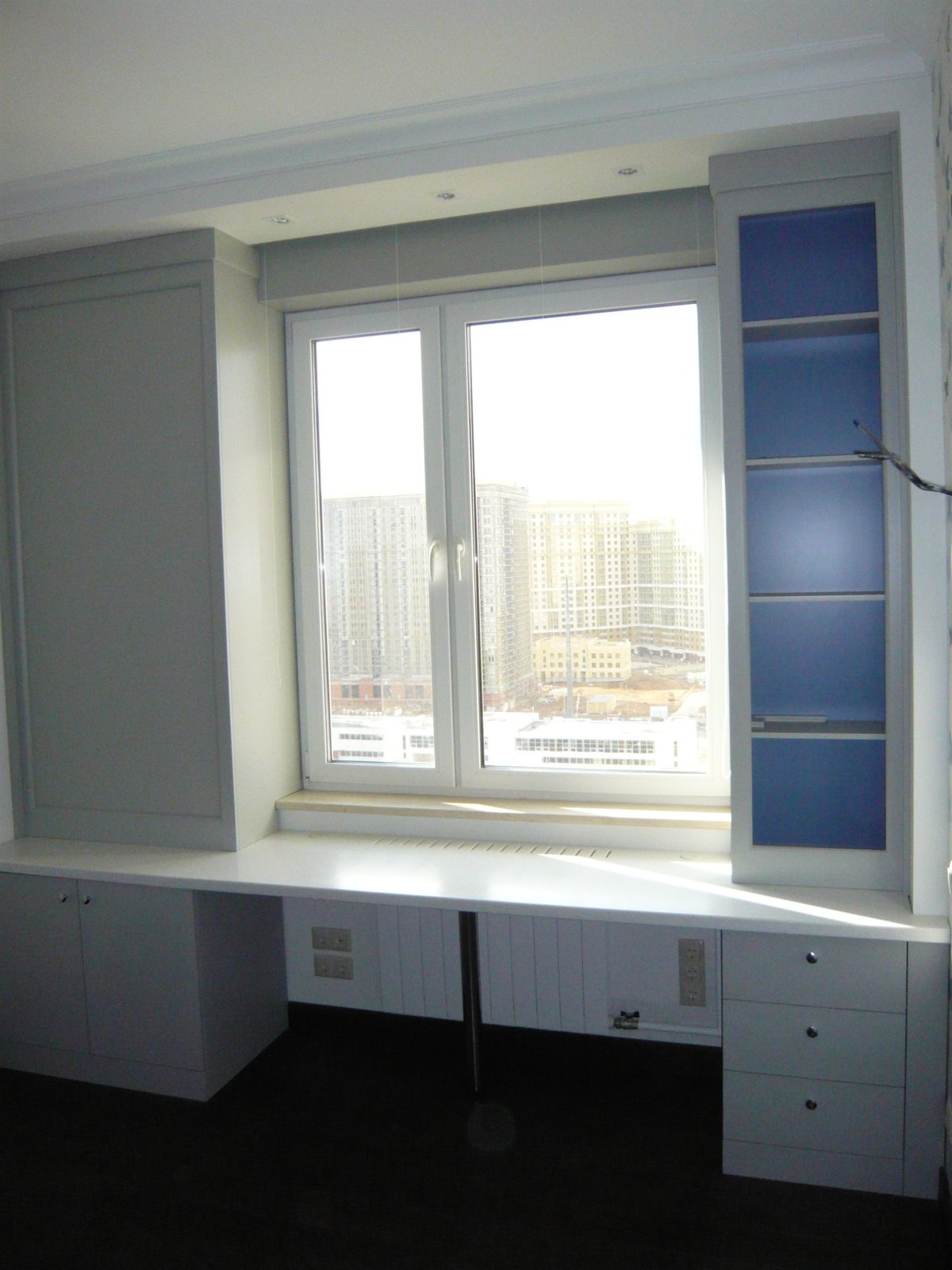 Встроенный письменный стол у окна