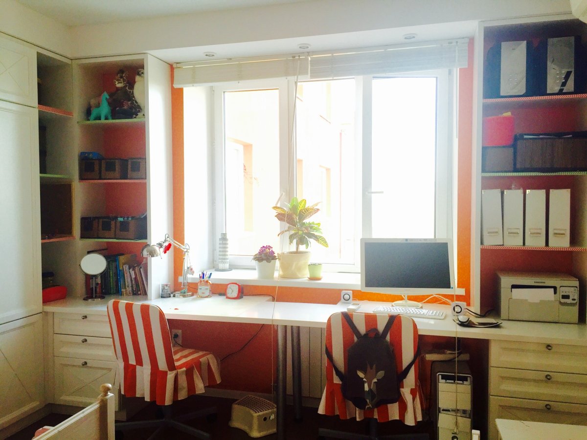 Детская комната стол подоконник