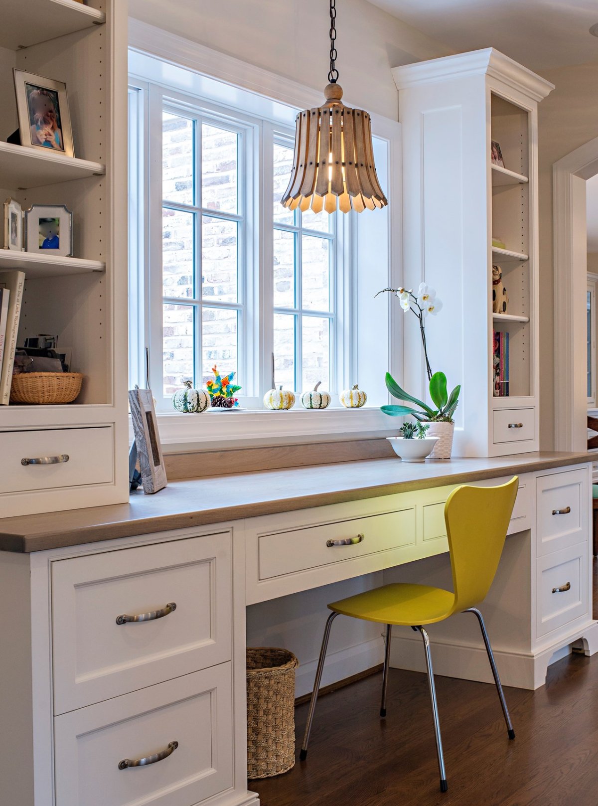 Письменный стол около окна