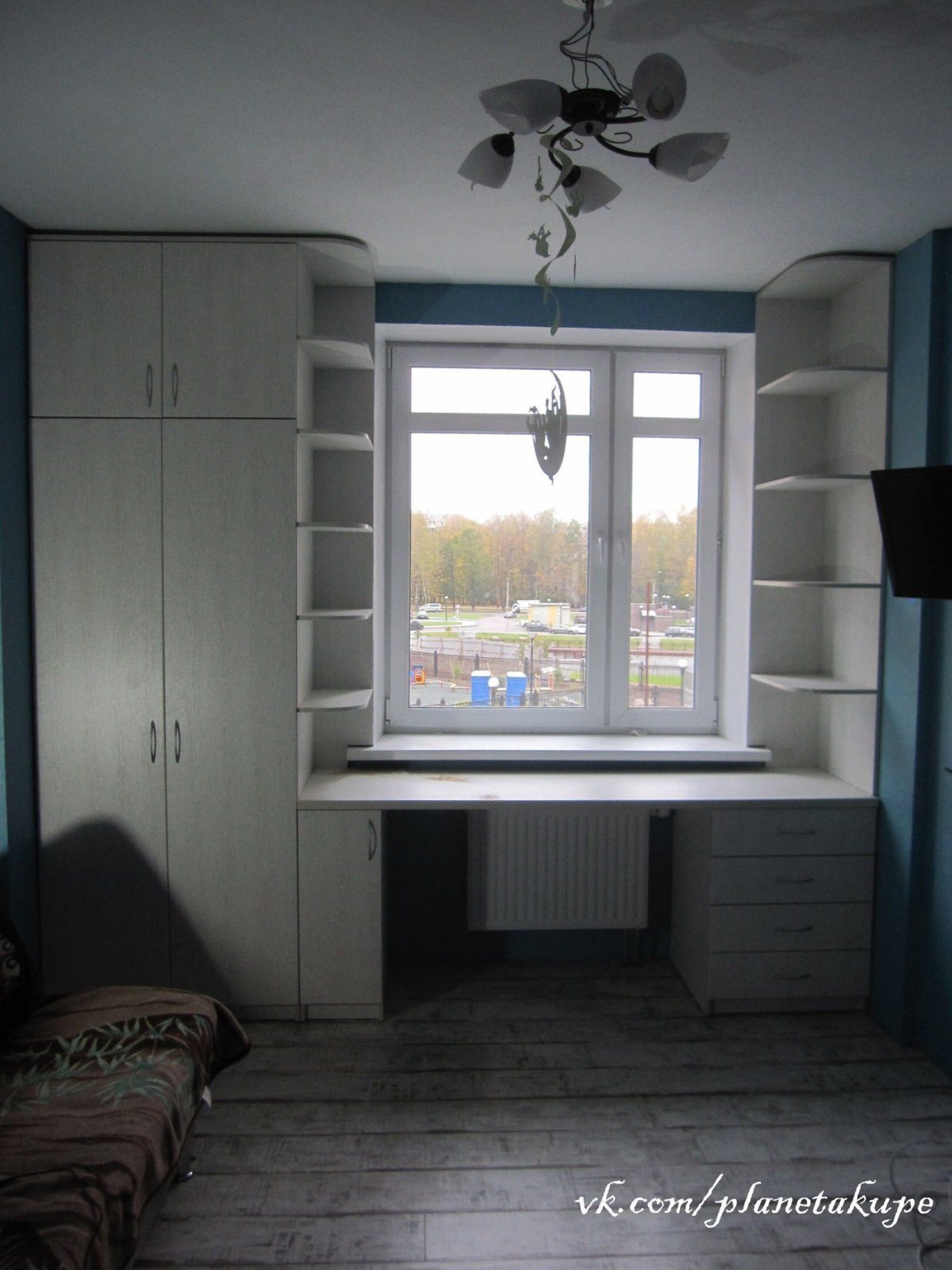 Шкафы вокруг окна в детской комнате