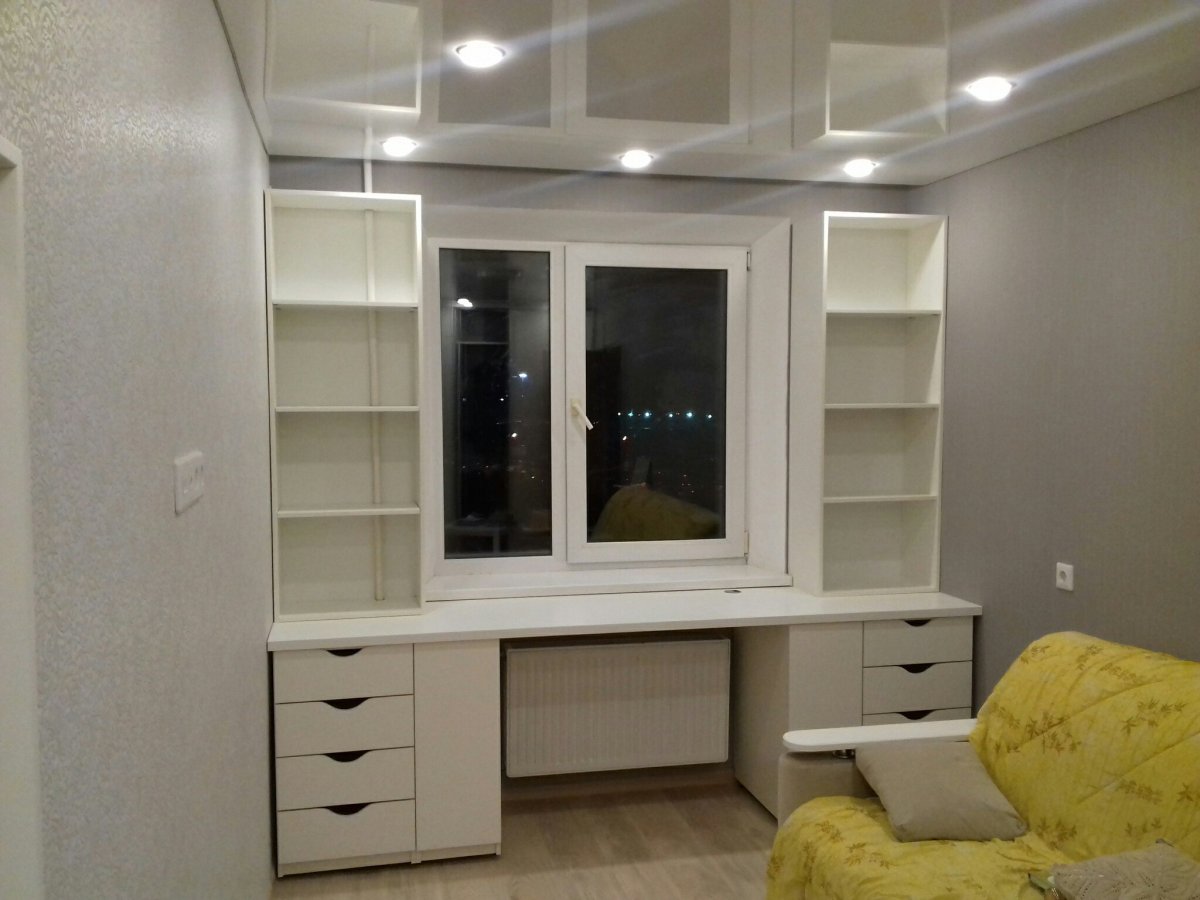 Встроенный стол с полками у окна