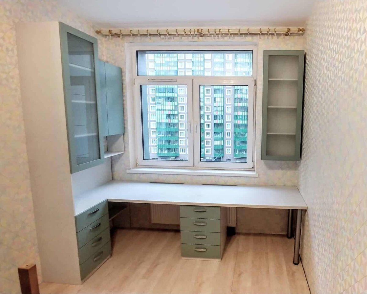 Письменный стол вдоль окна