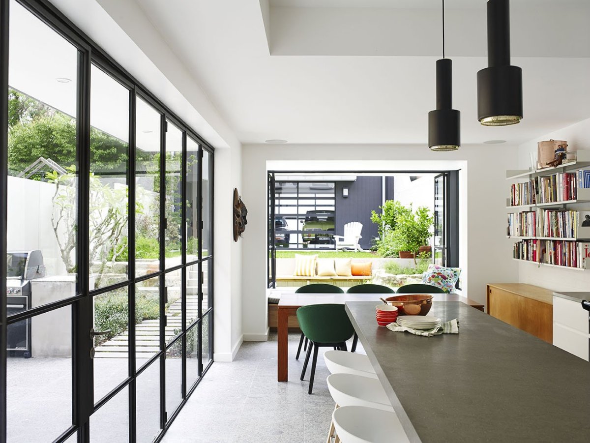 Черные окна в интерьере