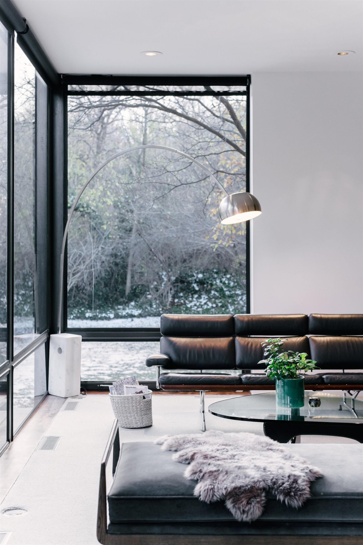 Окна графитового цвета в интерьере