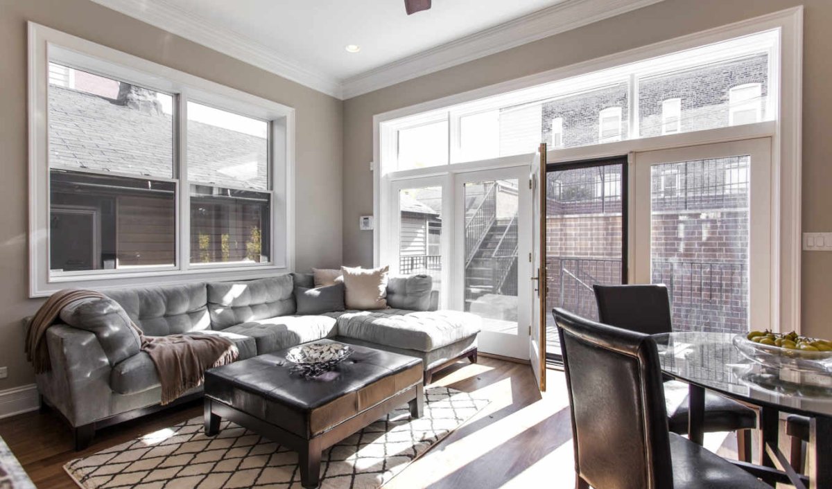 Окно за диваном в гостиной интерьер