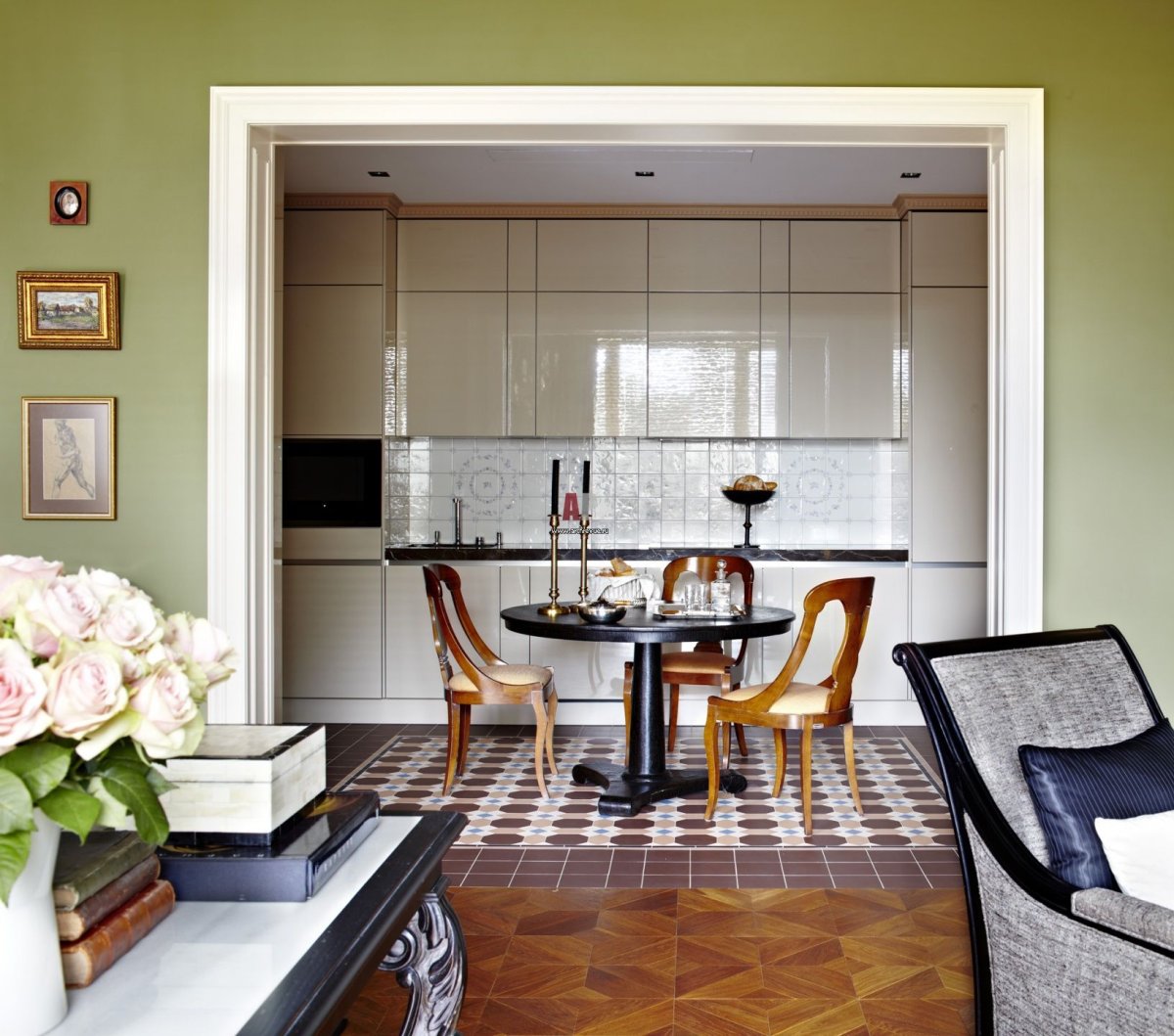 Окно между кухней и гостиной