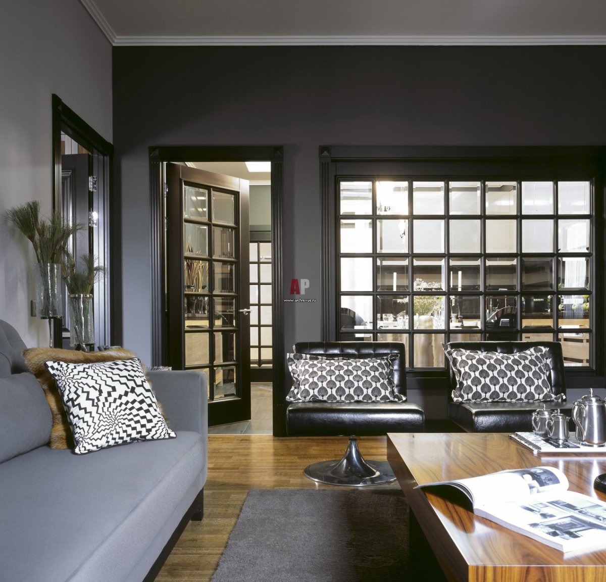 Темные окна в интерьере квартиры