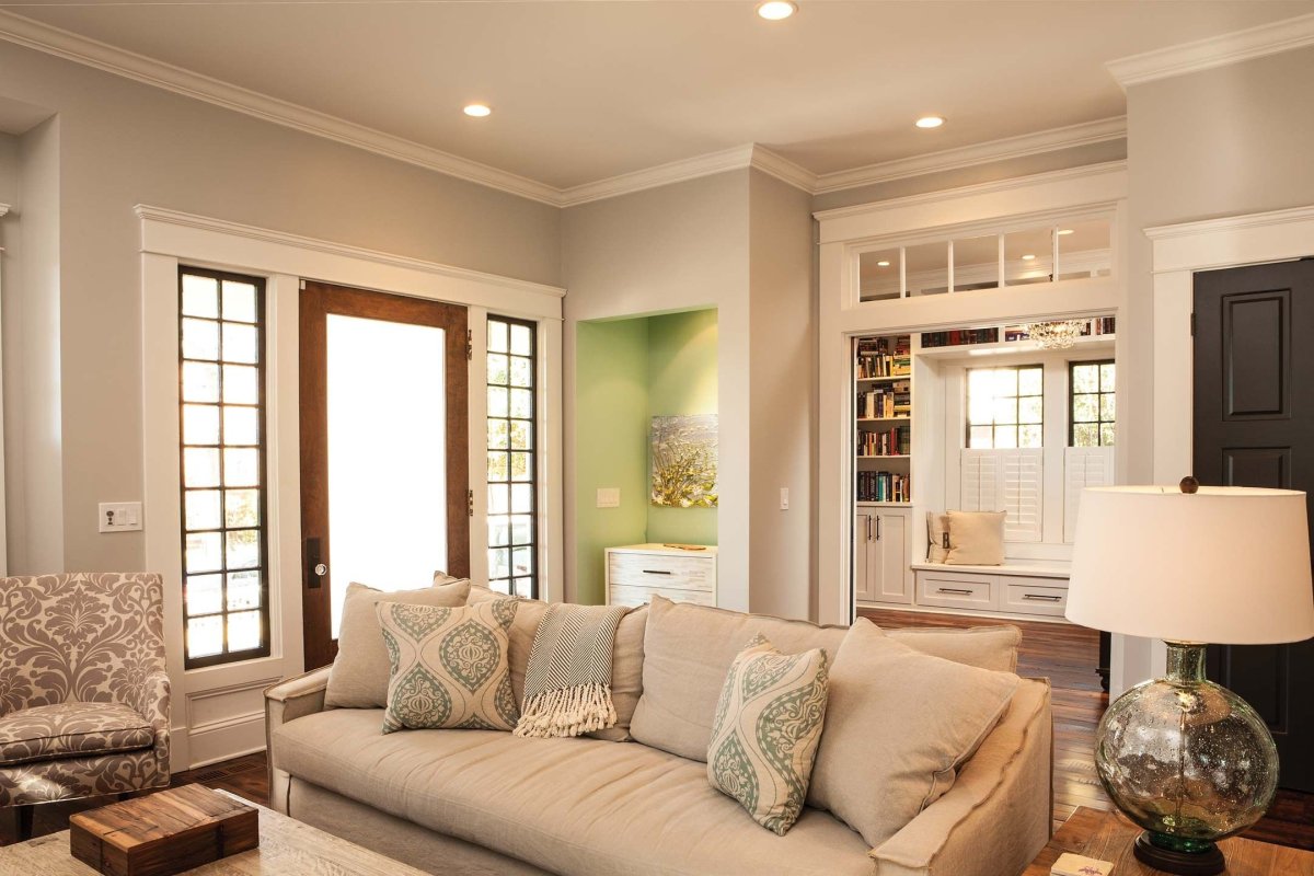 Стены молочного цвета в гостиной
