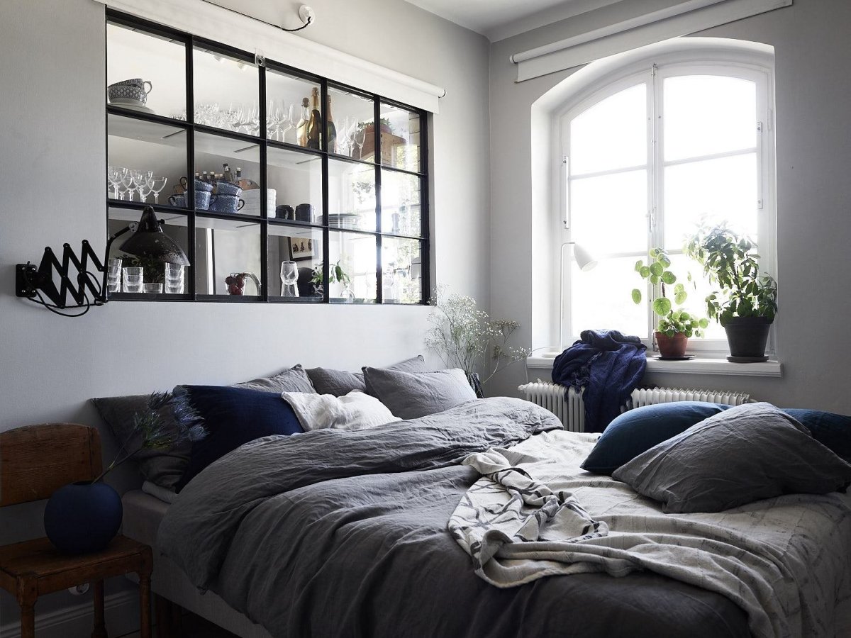 Межкомнатное окно в спальную