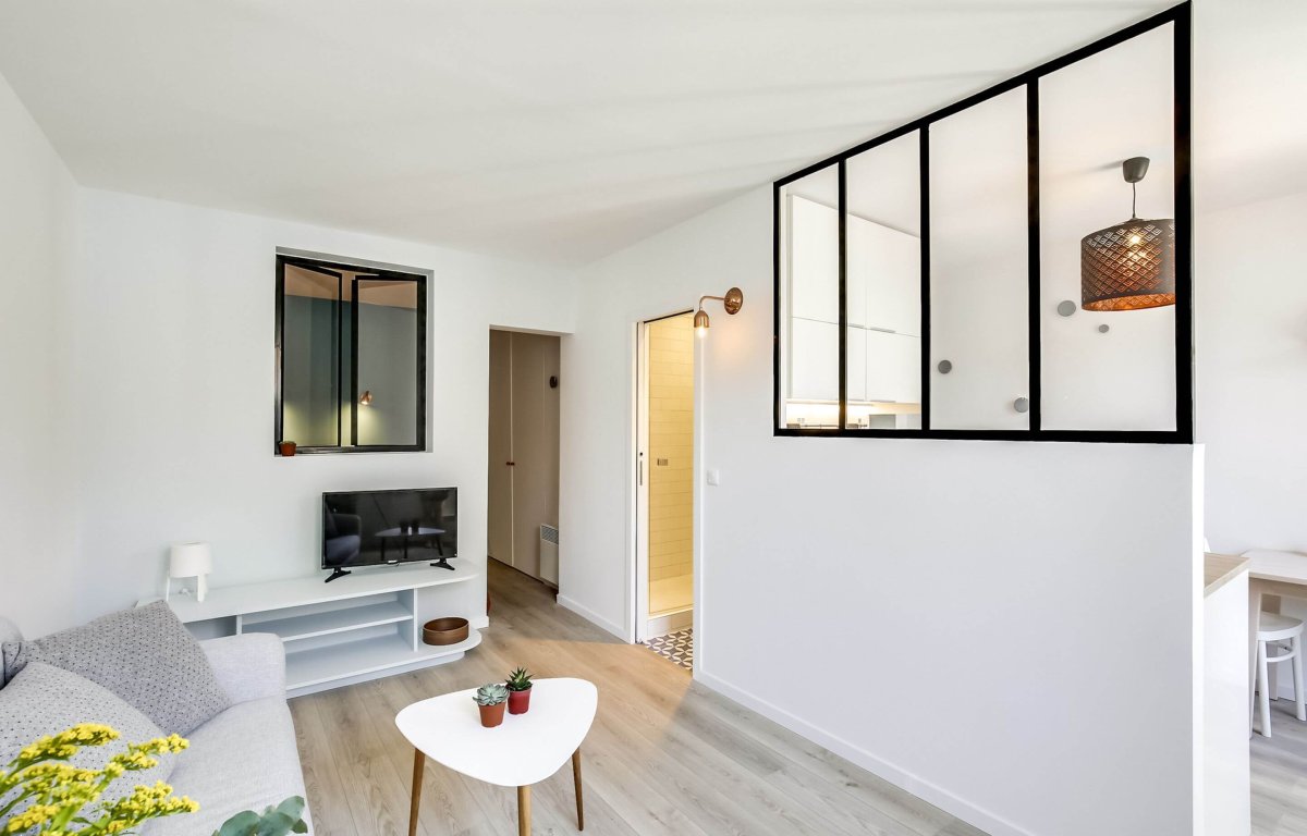 Окно в стене между комнатами