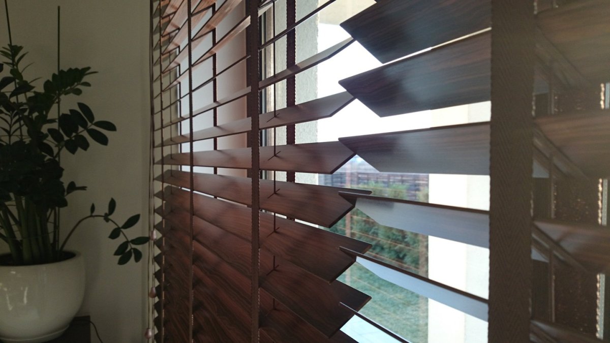 Деревянные жалюзи в интерьере кухни