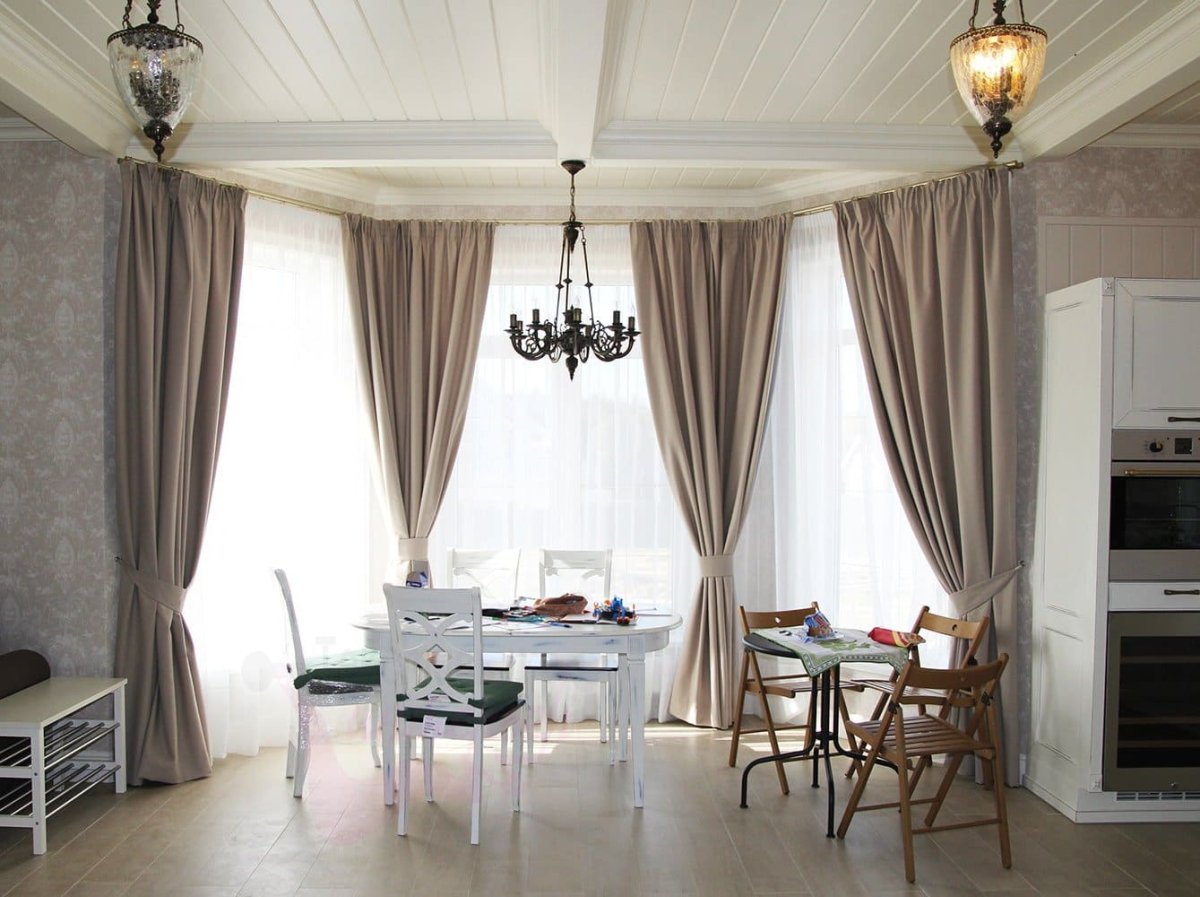 Шторы в спальню с балконной дверью