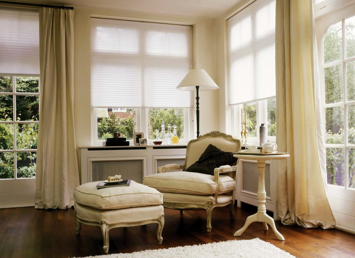 Рулонные шторы в классическом интерьере