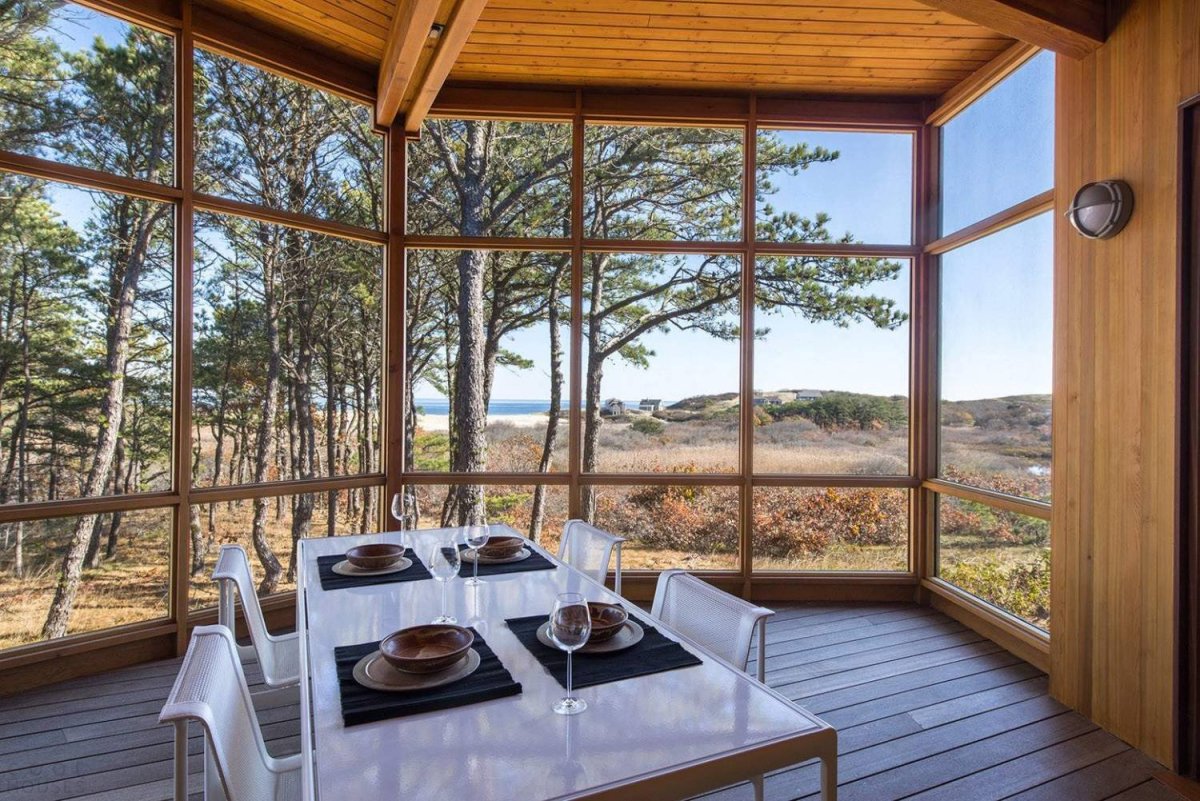 Уютная гостиная с панорамными окнами