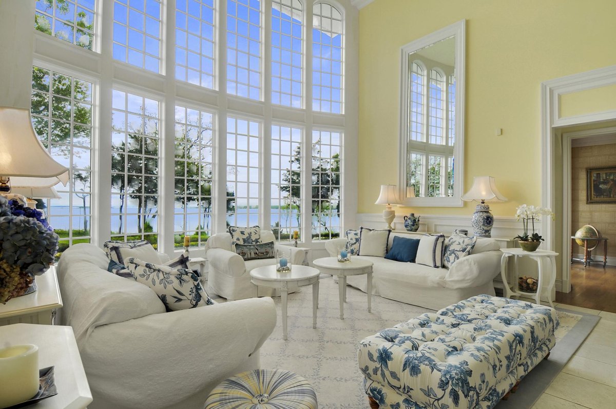 Гостиная с окном