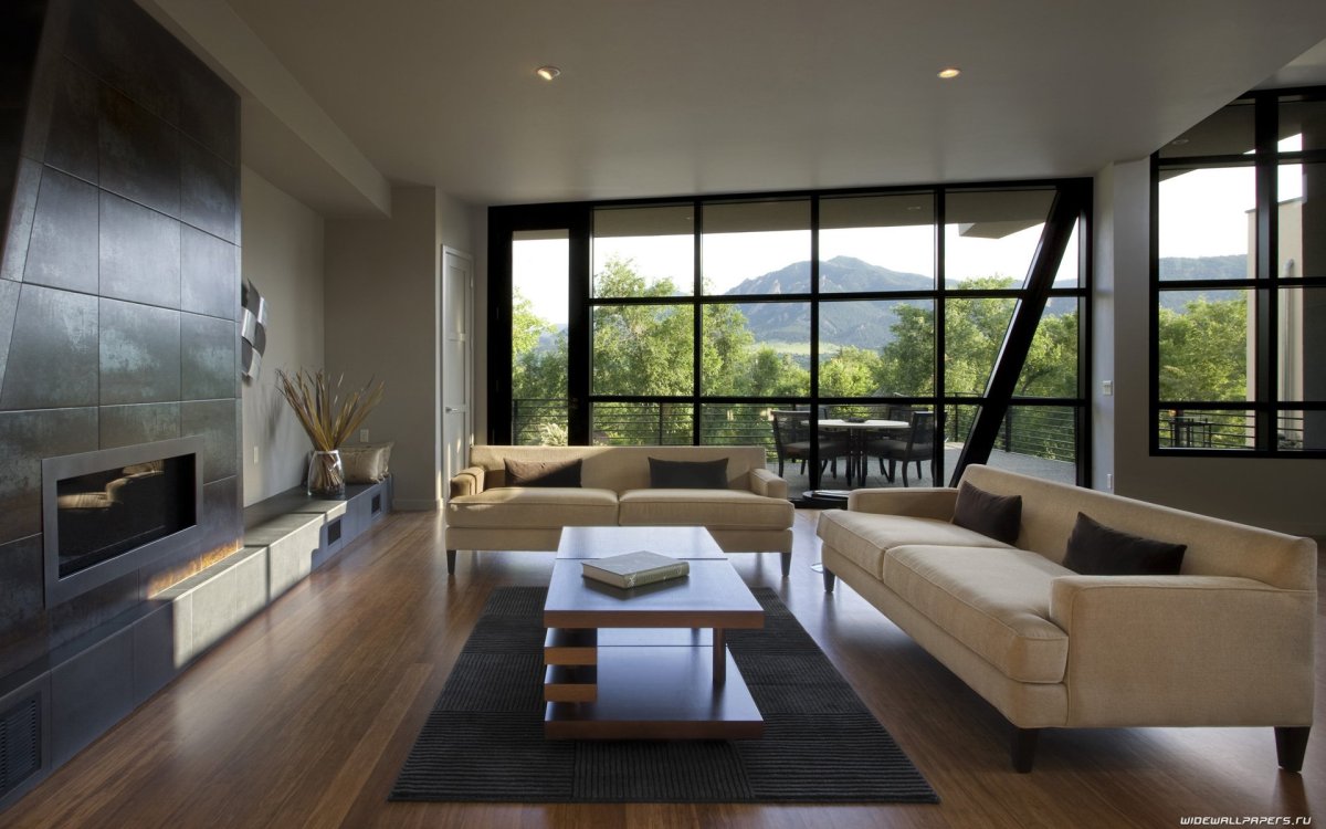 Светлая гостиная с большими окнами