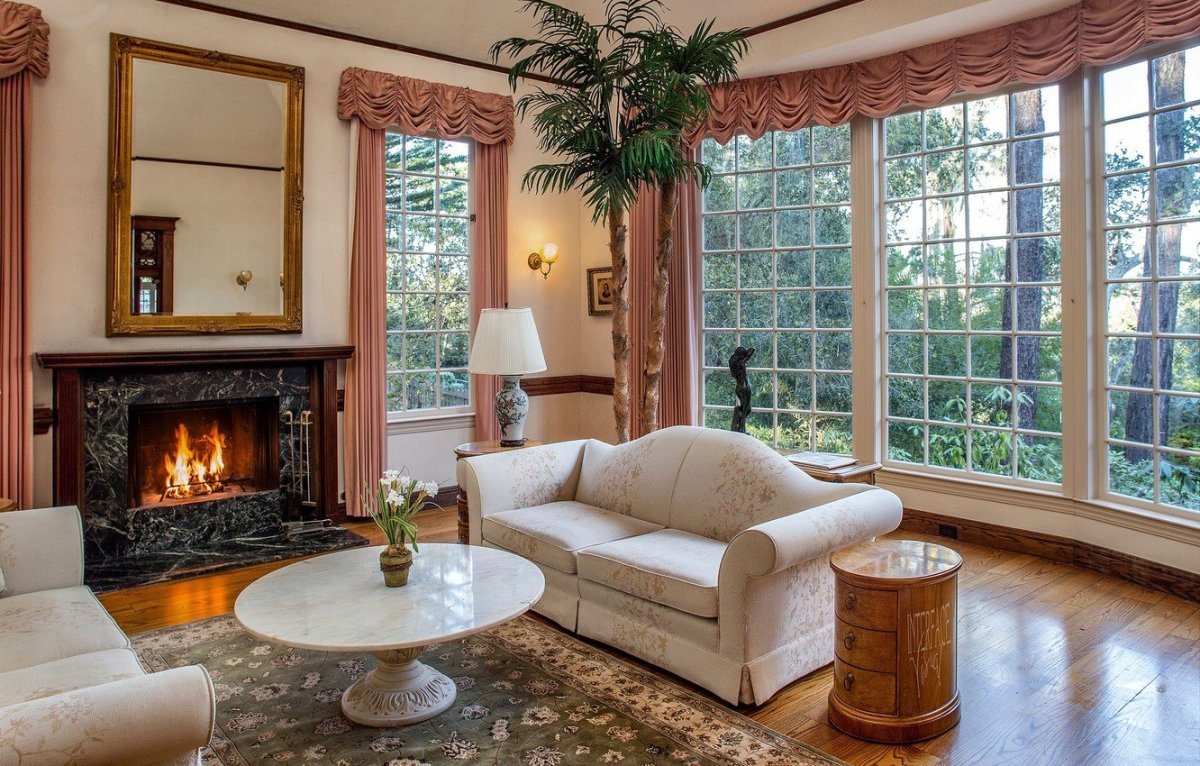 Низкие окна в гостиной