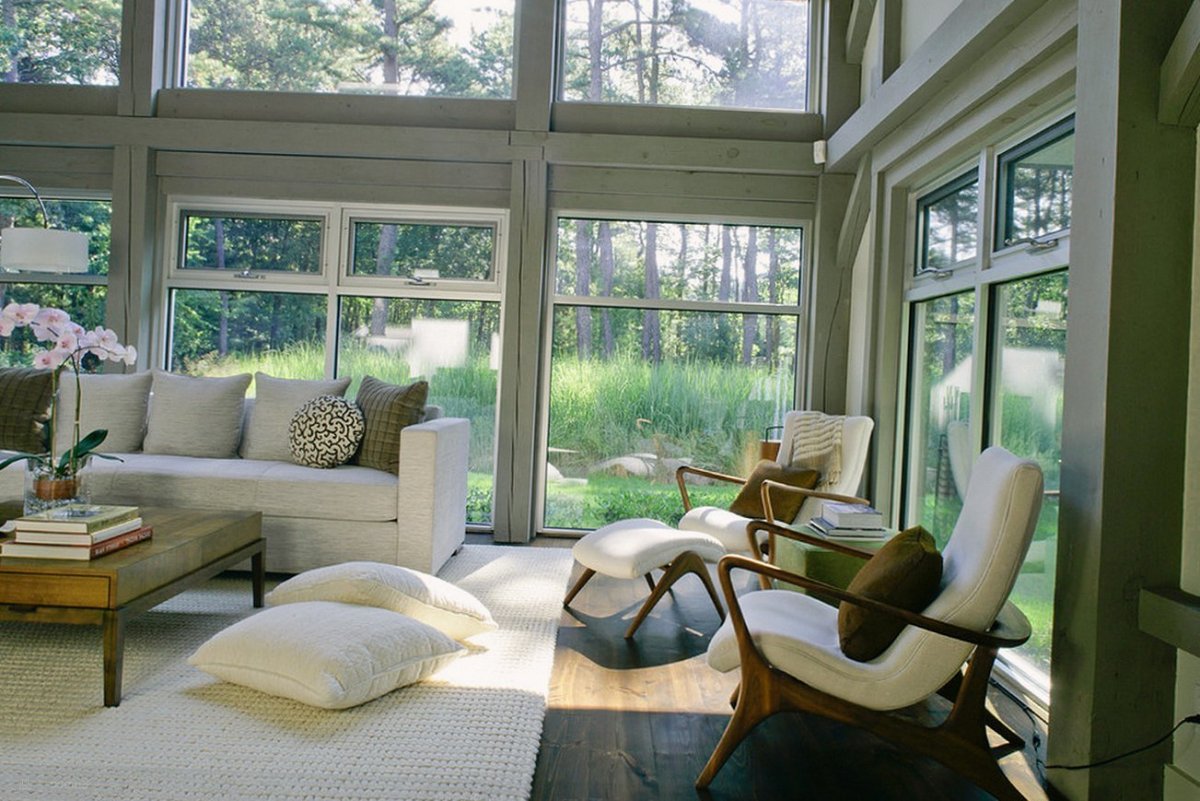 Гостиная с арочными окнами