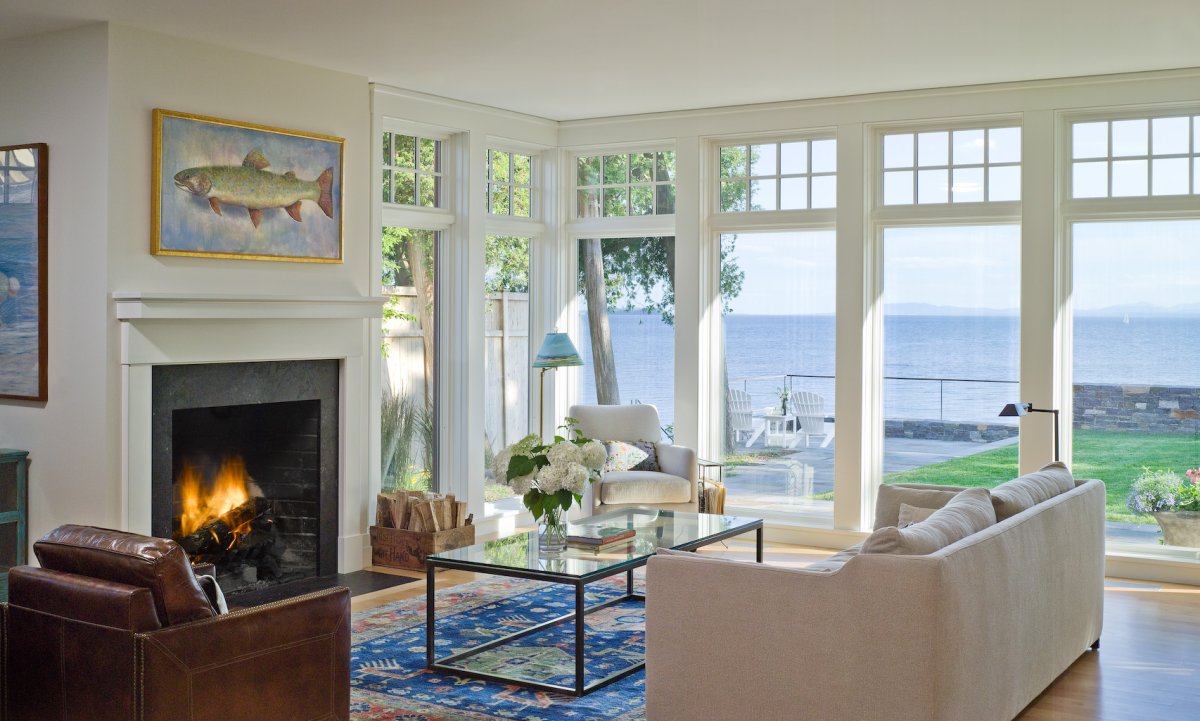 Диван посередине гостиной