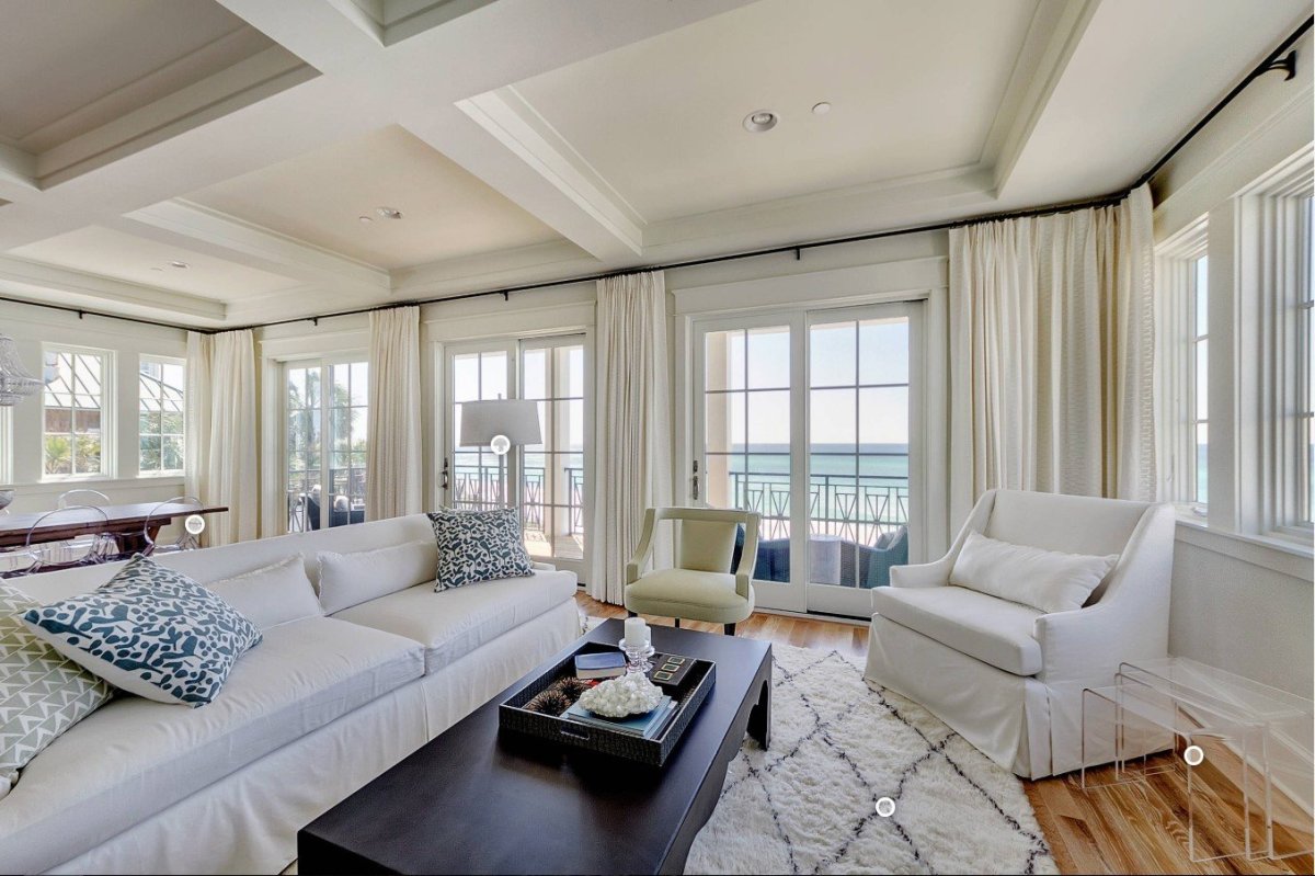 Окно за диваном в гостиной