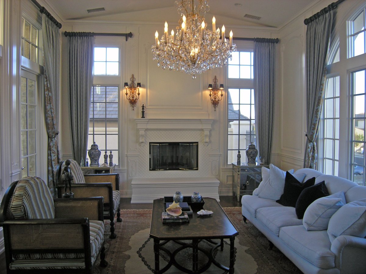 Гостиная с высоким потолком