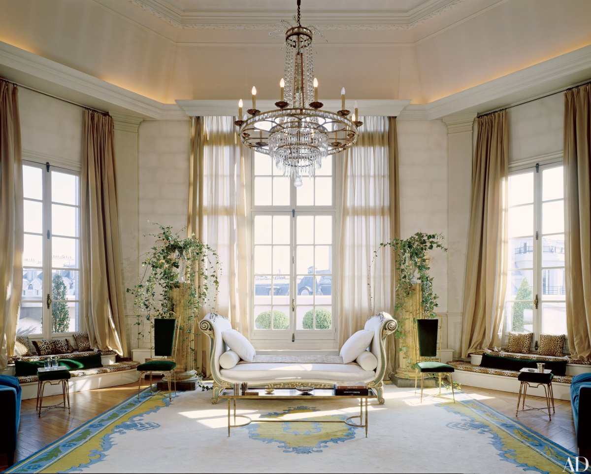 Высокие окна в интерьере