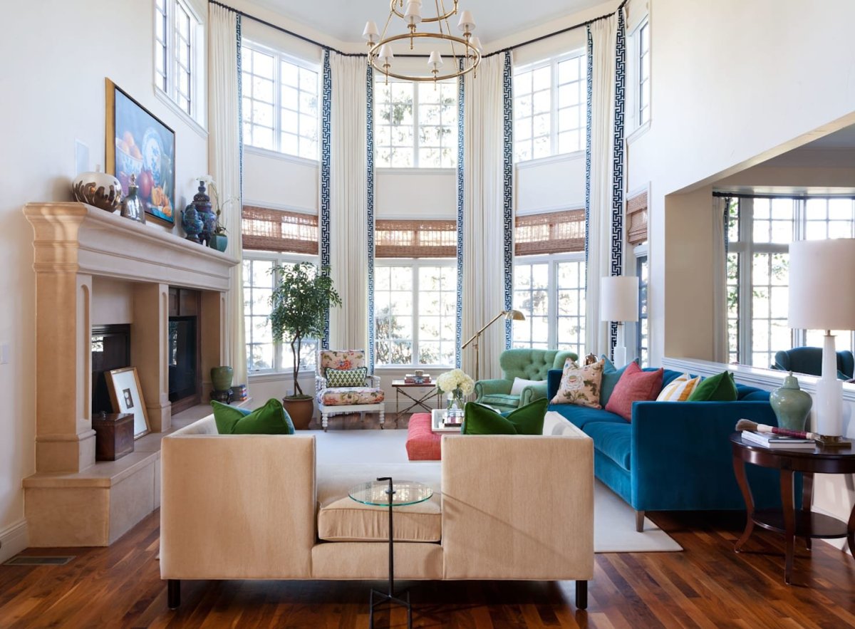 Интерьер с высокими потолками