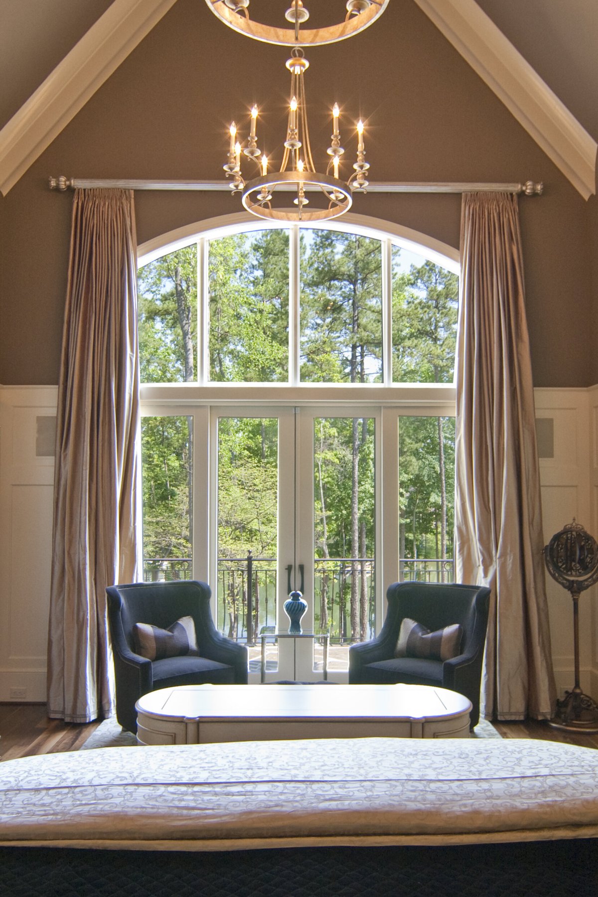 Высокие арочные окна