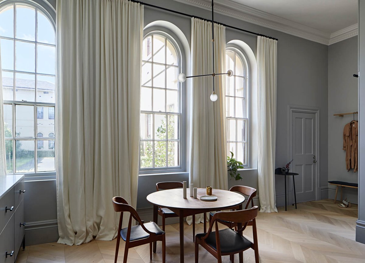 Арочное окно в современном интерьере