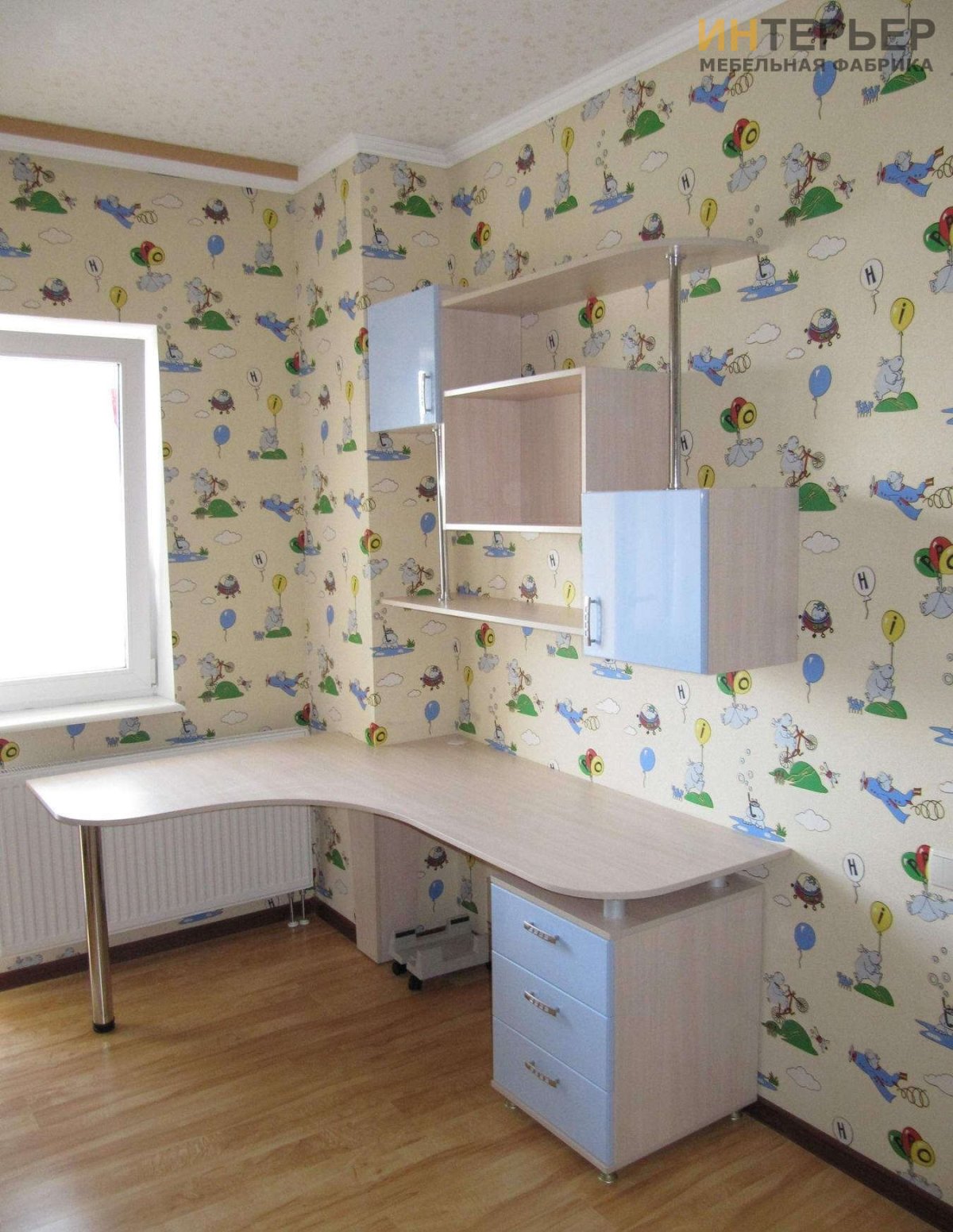 Письменный стол вдоль окна