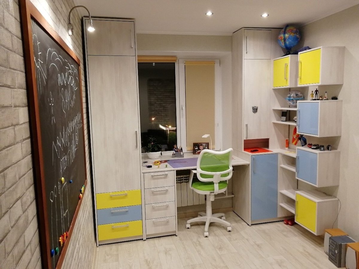 Рабочая зона у окна для школьника