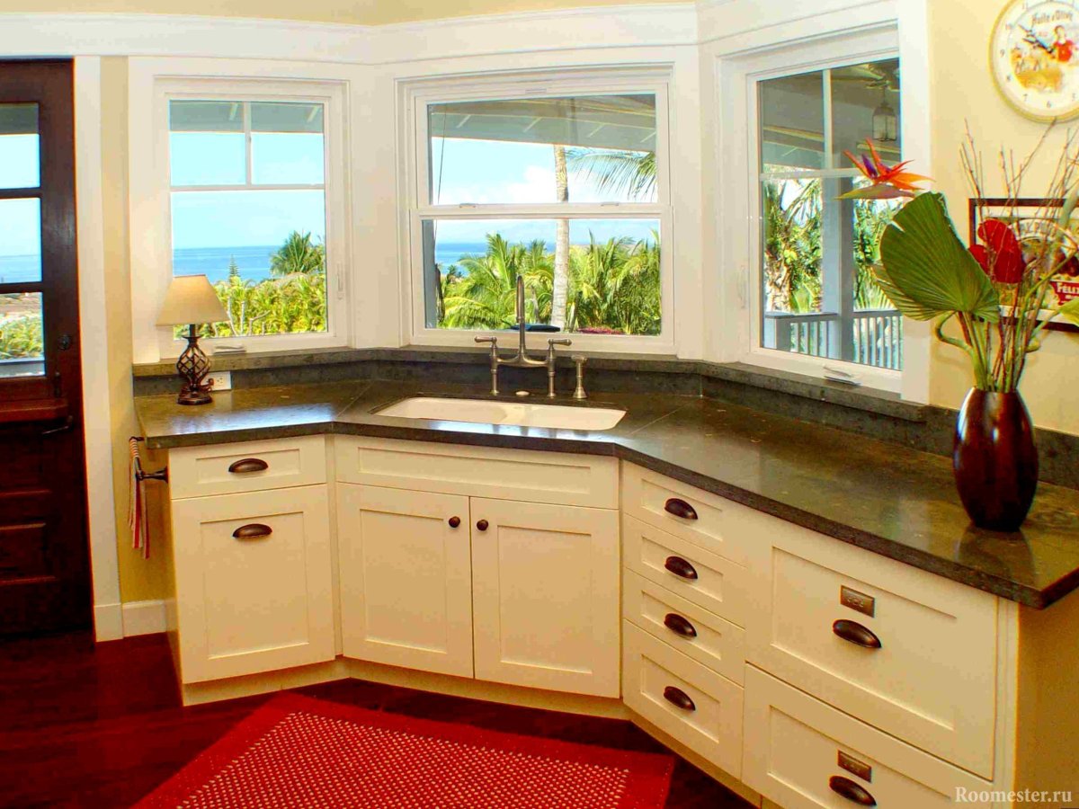 Интерьер кухни с окном