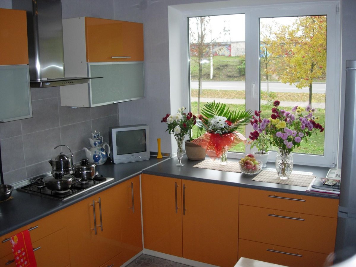 Красивые кухни вдоль окна