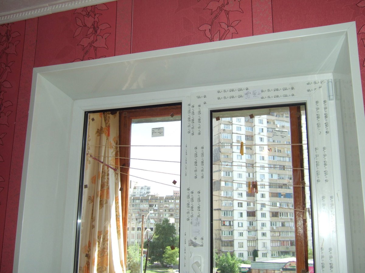 Обои на откосах окон фото