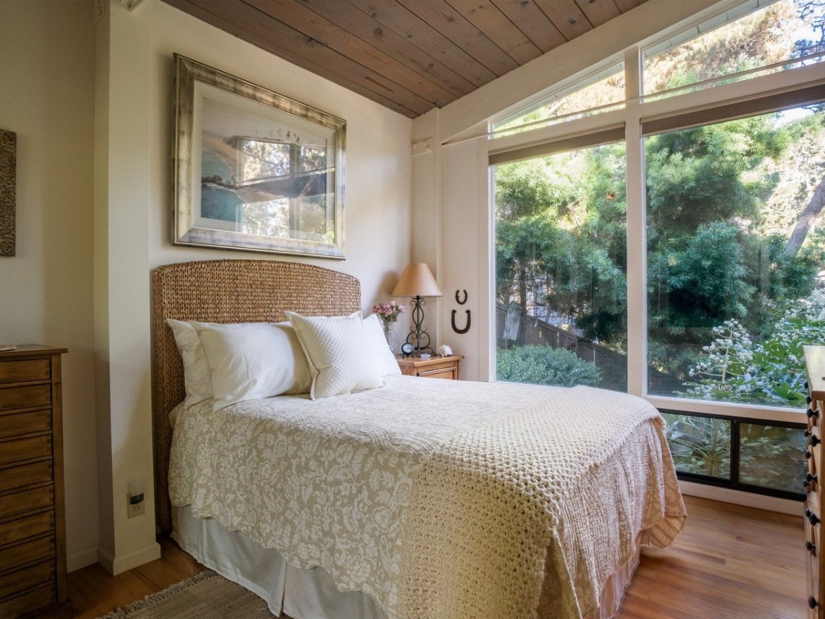 Кровать рядом с окном