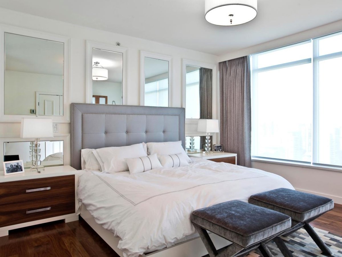 Спальня с большим зеркалом