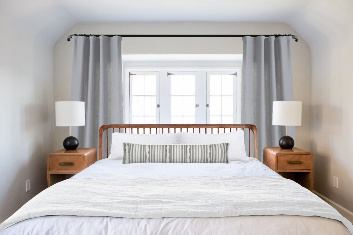 Кровать изголовьем к окну