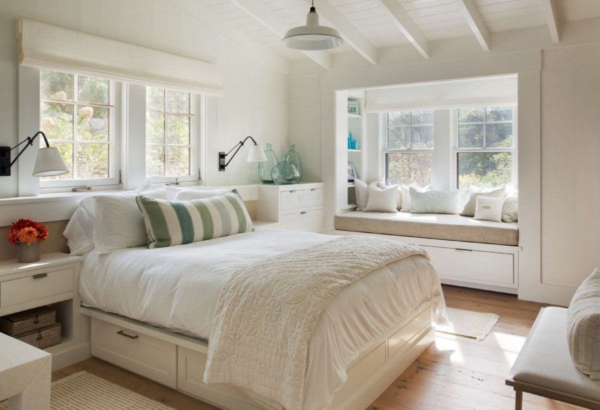 Кровать у окна в спальне