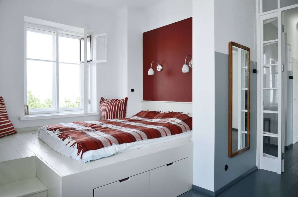 Кровать около окна