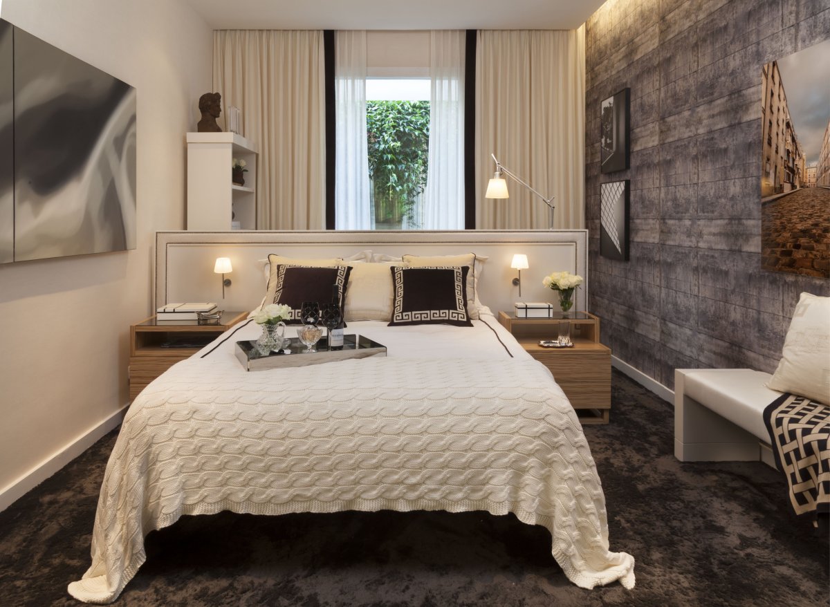 Кровать изголовьем к окну