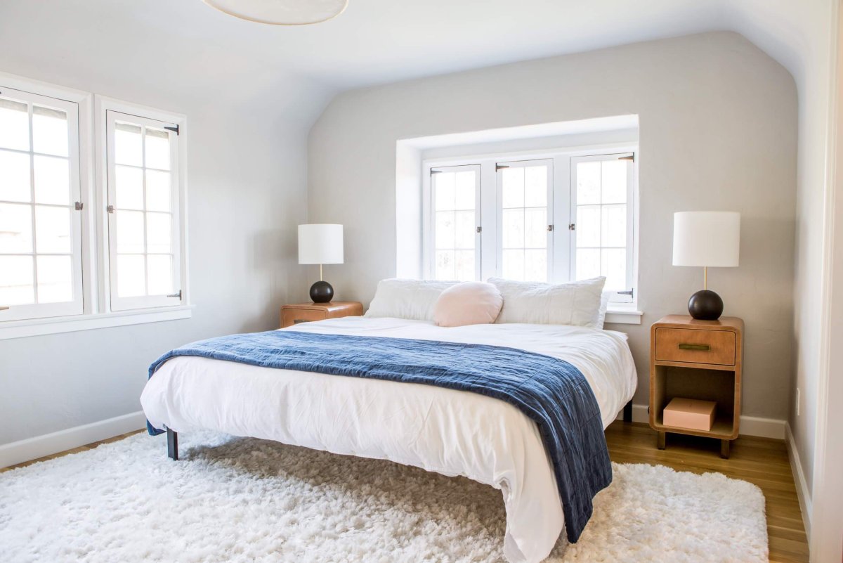 Спальня с окном в изголовье